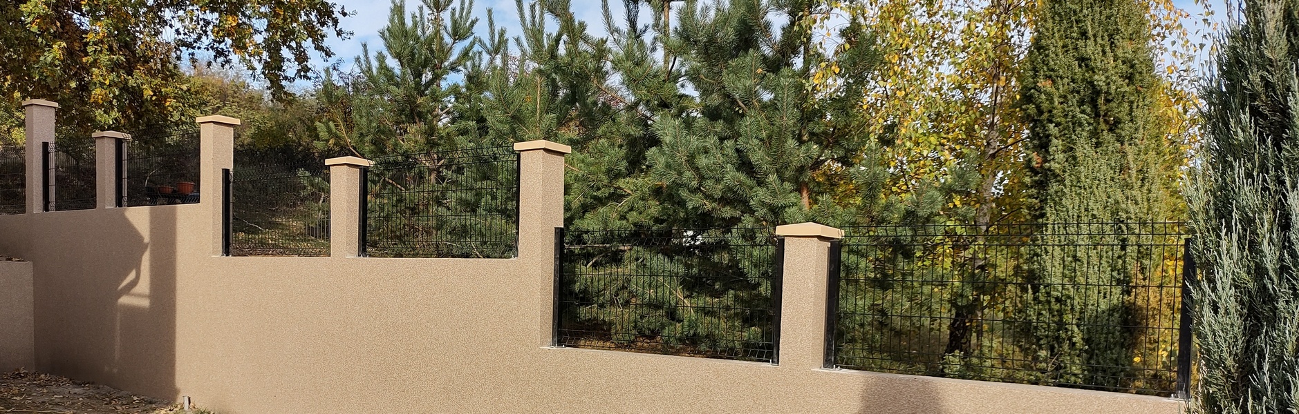 Montaža panelne ograde  izmedju betonskih stubova