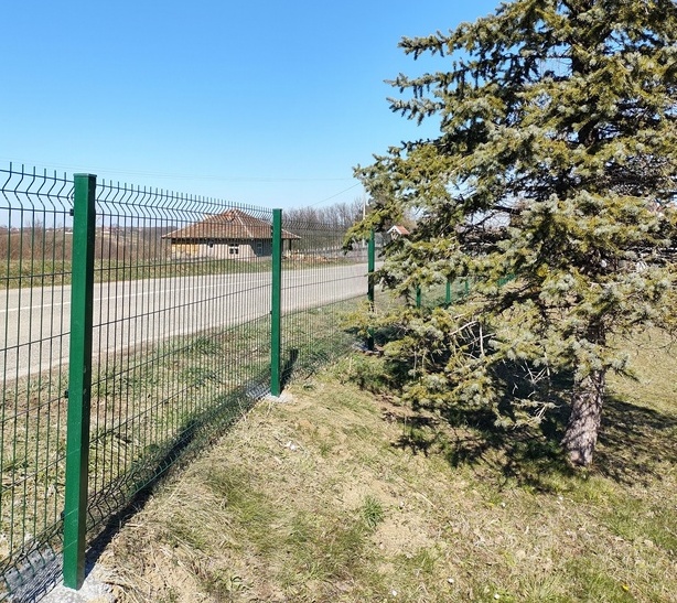 Panelna ograda Slovac , podloga zemlja,usadni stubovi